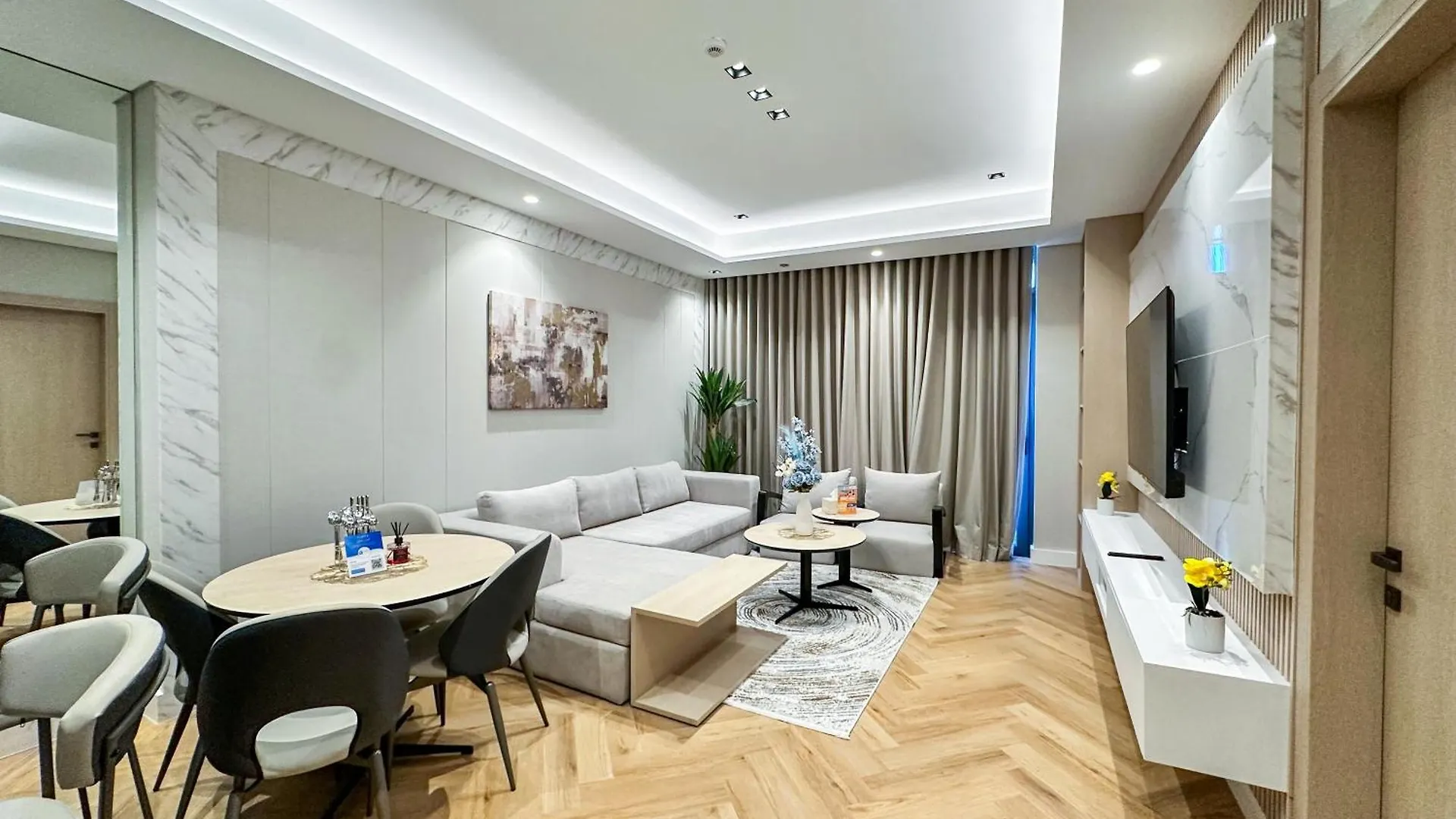 Vserve High Floor Bliss In Dubai\'S Iconic Skyline contacts